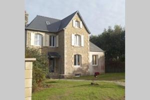 Kermaravel, le petit manoir en bord de mer.