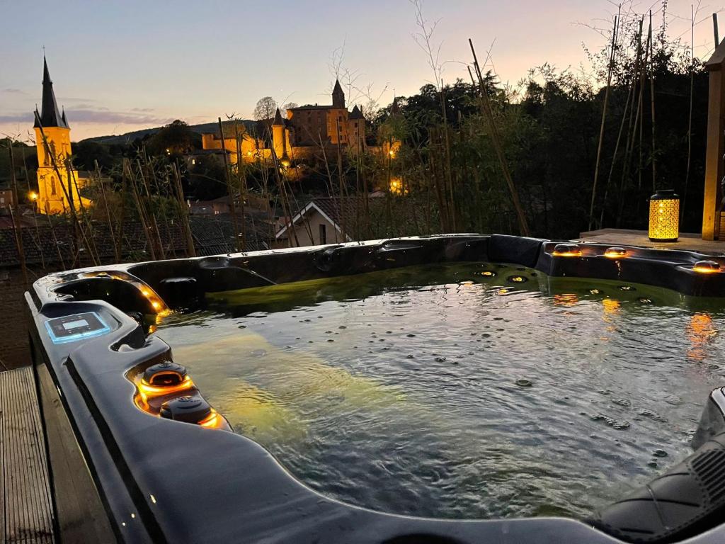 L'ABRI du château SPA et détente Montée de la Creuse, 69640 Jarnioux