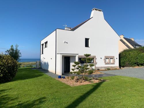 Villa Villa l'hermine Vue mer exceptionnelle, prestation luxe contemporaine avec cinema et spa, borne voit électrique 9 route de perros Perros-Guirec