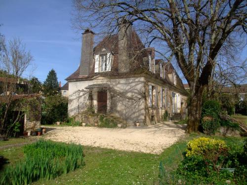 LA GRANGE DES PÈRES - SÉJOURNEZ DANS UNE AUTHENTIQUE CHARTREUSE DU XVIIIème SIECLE