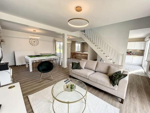 La Maison Du Val : Jacuzzi - Billard - Jardin - Standing - Wifi- Parking