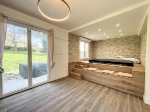 La Maison Du Val : Jacuzzi - Billard - Jardin - Standing - Wifi- Parking