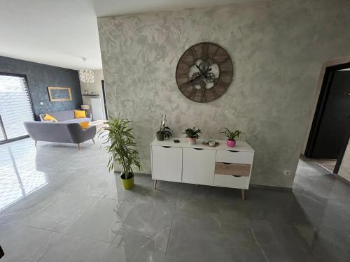 La Maladrerie: Maison Moderne avec Piscine