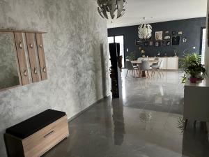 La Maladrerie: Maison Moderne avec Piscine