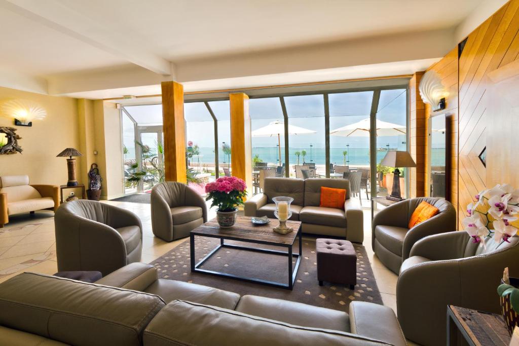 LA VILLA DU GOLF - avec piscine couverte chauffée et jacuzzi 35540 Le Tronchet