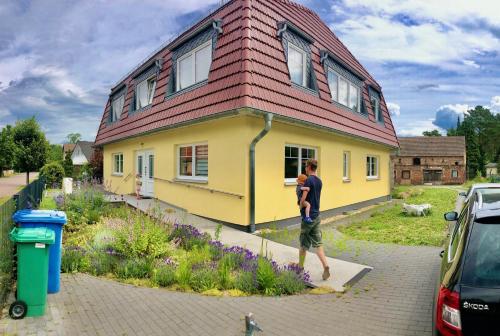 Landhaus zwischen See und Wald mit großem Garten