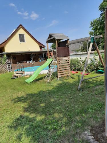 Landhaus zwischen See und Wald mit großem Garten