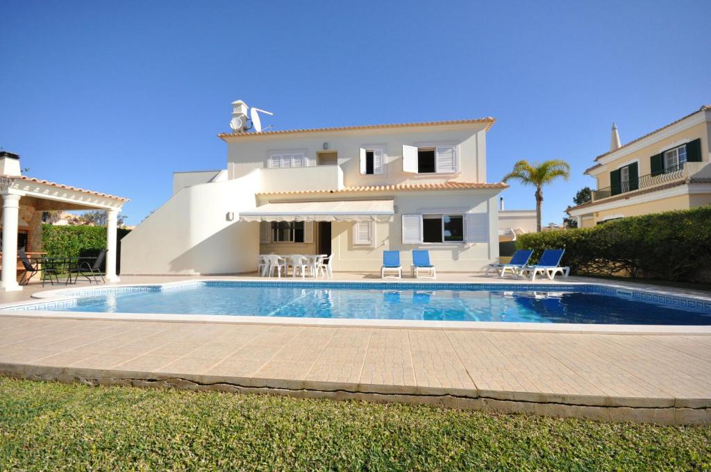 Large 6 bedroom private pool villa in Vilasol Resort Urbanização Vila Sol, 8125-307 Quarteira