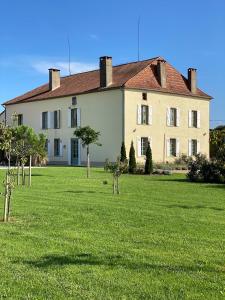 Large House near Marciac & Heated Salt Water Pool