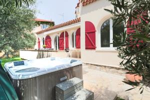 Villa LAURIERS Splendide provencale Charming Villa with jacuzzi at 200m from beaches of Juan 5 Avenue des Lauriers 06160 Antibes Provence-Alpes-Côte d\'Azur