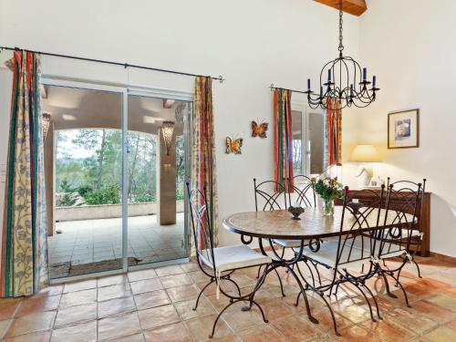 Lavish Villa in Bagnols en For t with Swimming Pool