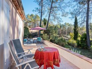 Lavish Villa in Bagnols en For t with Swimming Pool