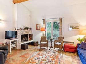 Lavish Villa in Bagnols en For t with Swimming Pool