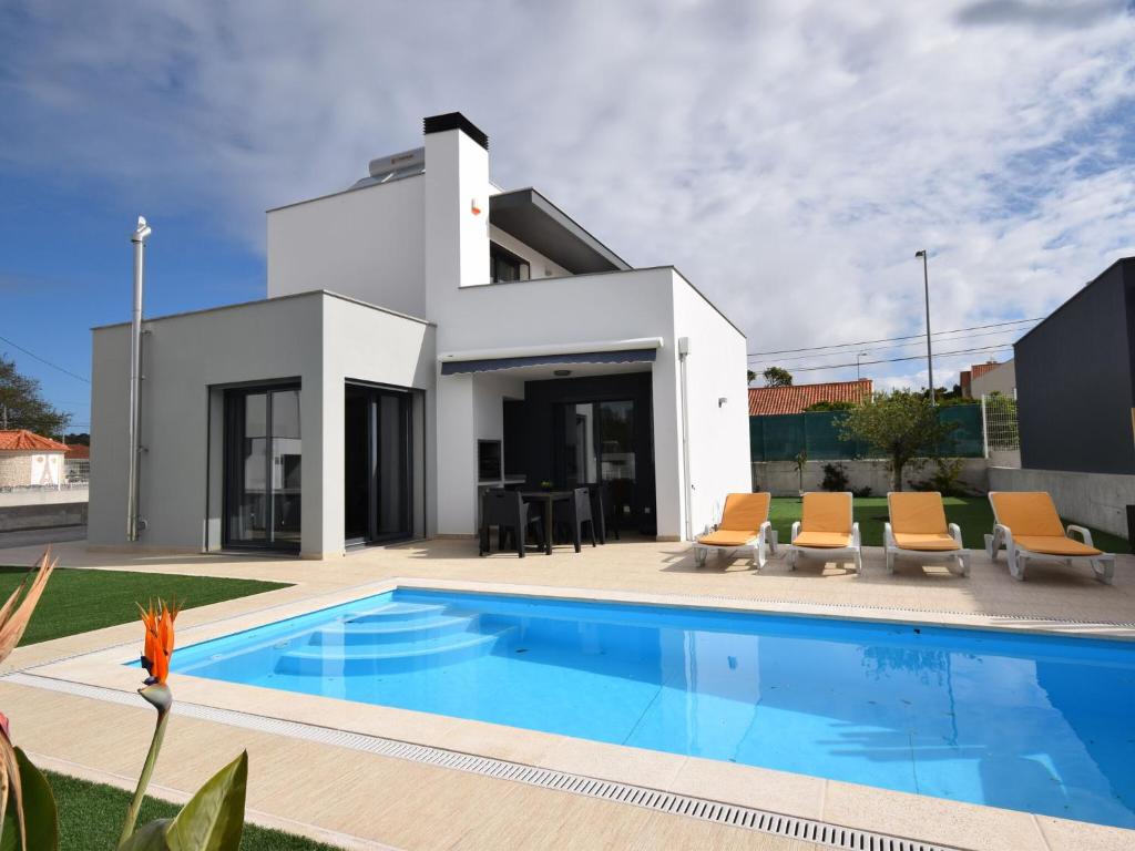 Villa Lavish Villa in Foz do Arelho with Private Swimming Pool  2500-507 Foz do Arelho