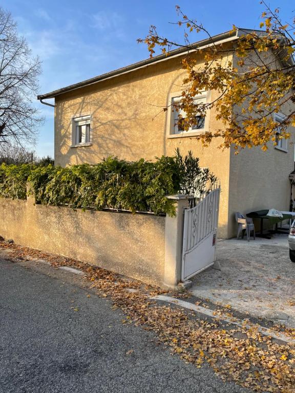 Villa -LE BOURDEAU- CHARMANTE VILLA JONAGE 15 min de LYON 20 Chemin du Bourdeau 69330 Jons