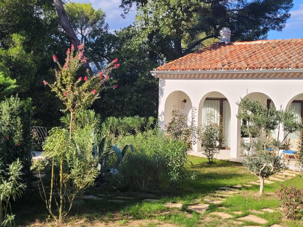 Villa Villa le Cottage - French Riviera on the waterfront 567 Rue Général Weygand, 83220 Le Pradet