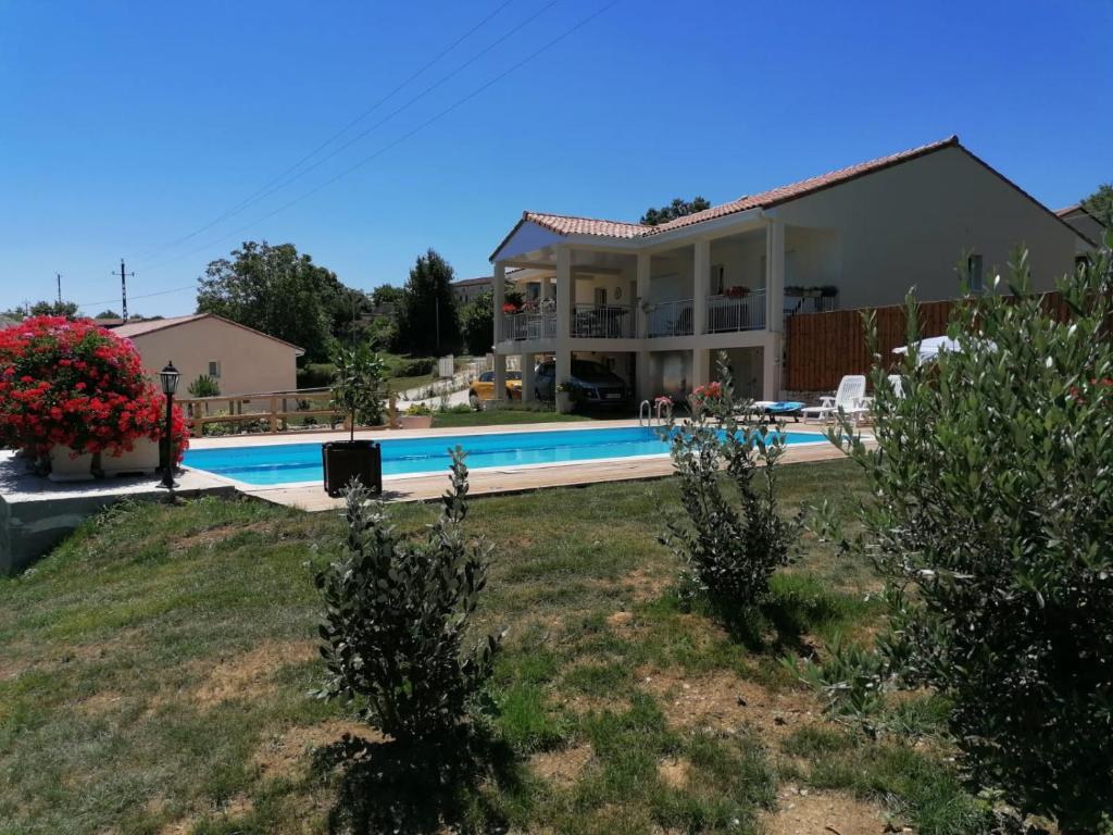 Villa Villa Lembarrat vue sur côteaux jardin et piscine couverte, accès PMR facilité 97 D287, 47600 Calignac