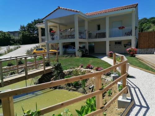 Villa Lembarrat vue sur côteaux jardin et piscine couverte, accès PMR facilité Calignac france