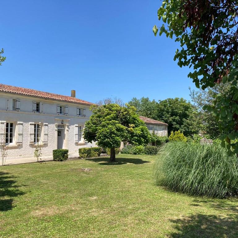 Les Abelins Farmhouse private pool, covered barn Rue de la Cherbonnière, 17350 Le Mung