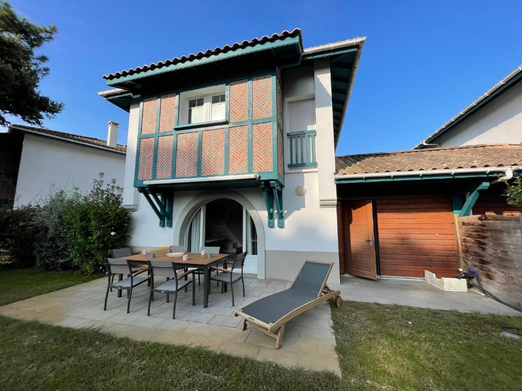 Villa LES BERGES LANDAISES Villa pour 6 personnes à 3mn du centre ville d'Hossegor 9, allée de la Leyre 40130 Capbreton