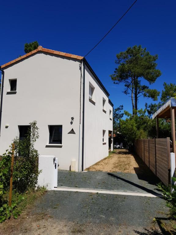 LES EMBRUNS 31 Avenue Sainte-Anne, 85360 La Tranche-sur-Mer