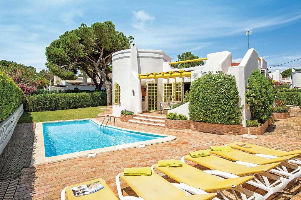 Located on a quiet Cul-de-sac, just within 1 mile from the centre of Vilamoura Volta da Urze. Vilamoura, 8125-000 Quarteira