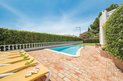 Located on a quiet Cul-de-sac, just within 1 mile from the centre of Vilamoura