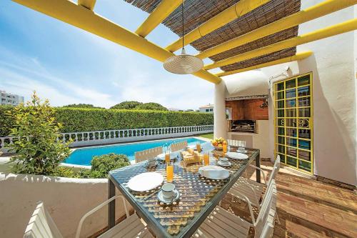 Located on a quiet Cul-de-sac, just within 1 mile from the centre of Vilamoura