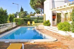 Located on a quiet Cul-de-sac, just within 1 mile from the centre of Vilamoura