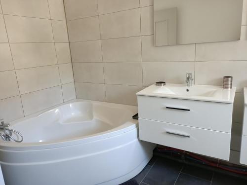 Location Bord de mer, villa de vacances 9 personnes - jardin