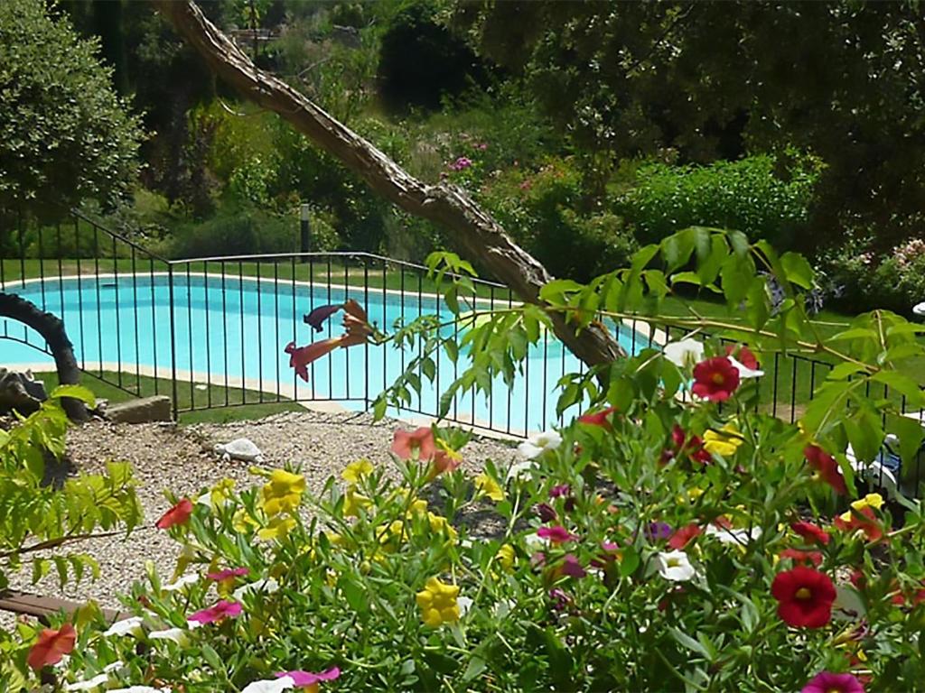 Villa Lovely holiday home with a wonderful fenced garden and an enclosed swimming pool  84410 Crillon-le-Brave