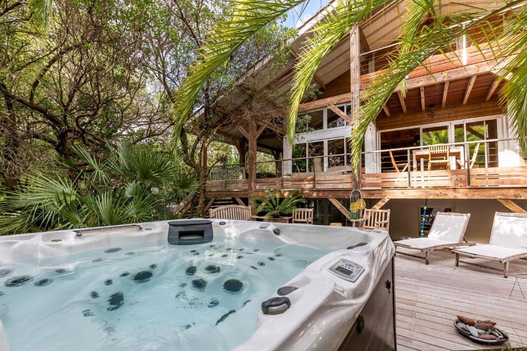 LovelyStay - Green Oasis Villa
