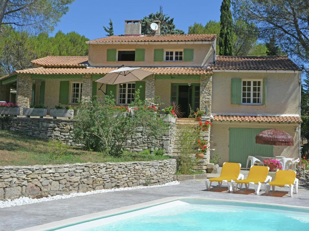 Villa Lush Villa in Beaucaire with Swimming Pool  30300 Beaucaire