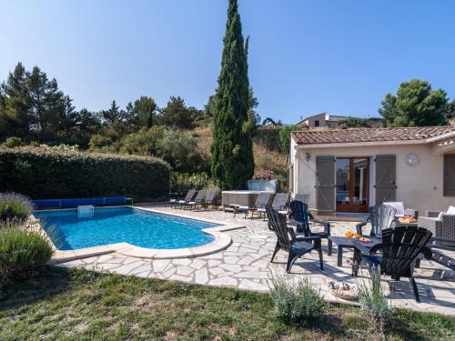 Luxuriant Villa in Beaufort with Swimming Pool