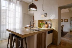 Luxurious Provencal Village House, Walk to Village Pool