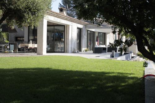 Luxurious villa 4 bedrooms in secluded area, swimming pool