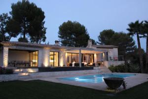 Luxurious villa 4 bedrooms in secluded area, swimming pool