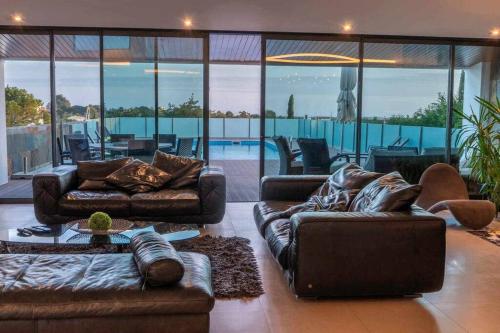 Luxurious VILLA 6 BD W/heated pool , GOLF, Beach