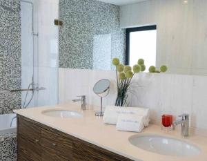 Luxurious VILLA 6 BD W/heated pool , GOLF, Beach