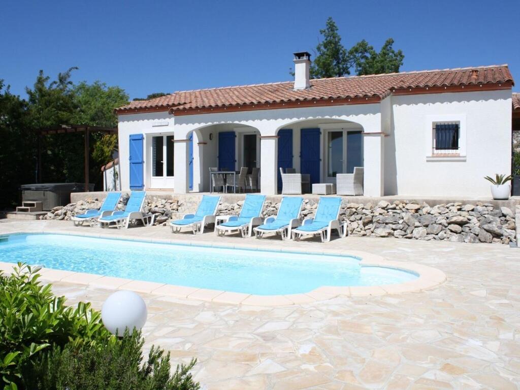 Luxurious Villa in Camplong with bubble bath , 34210 Félines-Minervois