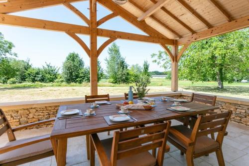 Luxury 3 Bed Holiday Home with Swimming Pool