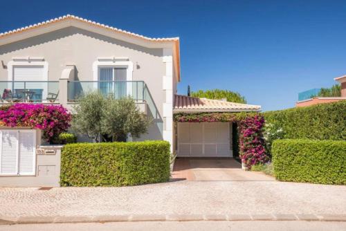 Luxury 3 Bedroom Villa With A Shared Pool