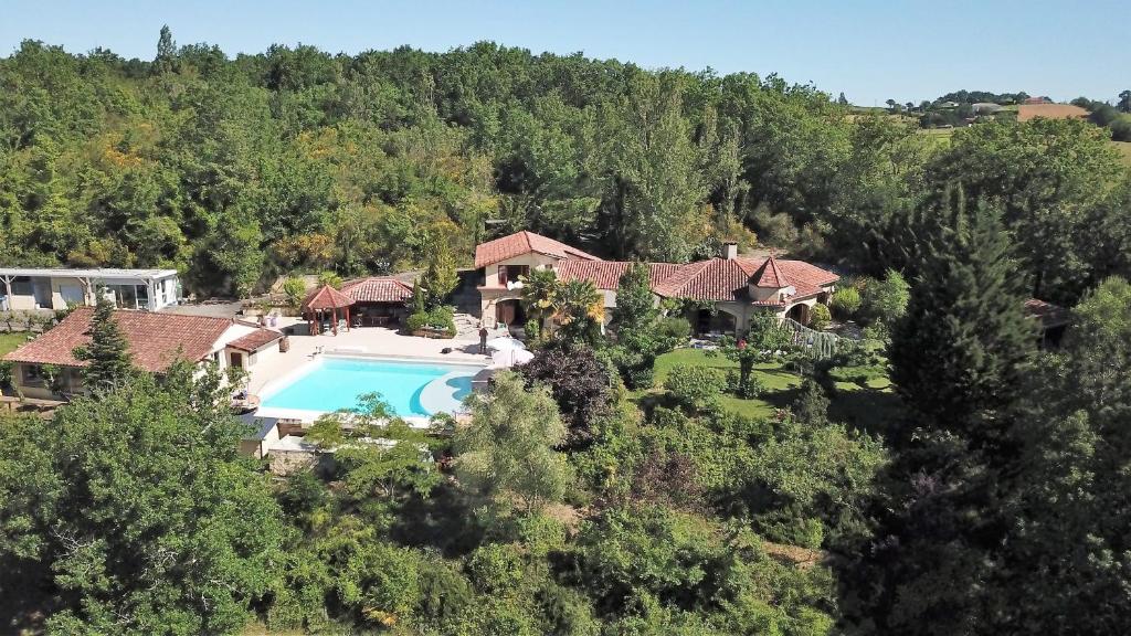 Villa Luxury family villa in the heart of Gascony. Large pool & gorgeous view Le Vert Coteau, Route de Tourdun 32230 Tourdun