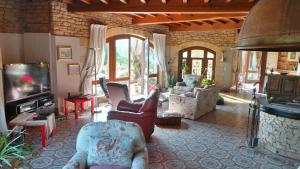 Luxury family villa in the heart of Gascony. Large pool & gorgeous view