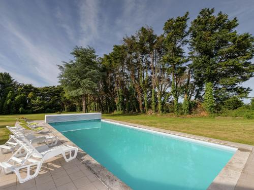 Luxury Holiday Home in Concarneau with Swimming Pool