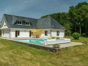Luxury Holiday Home in Concarneau with Swimming Pool