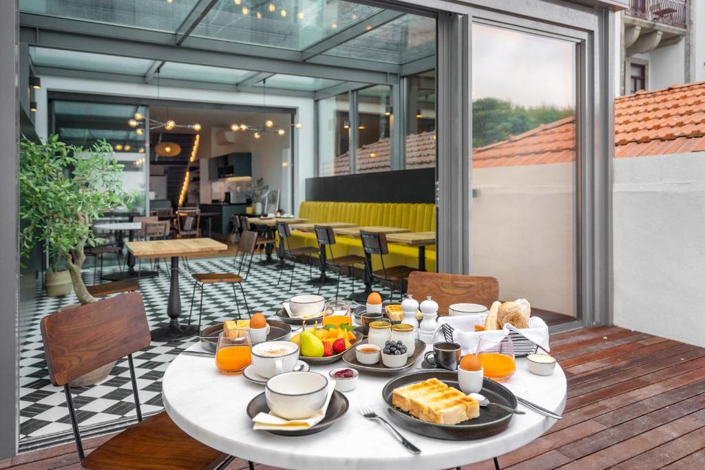 Luxury Old Town Oasis for Family and Friends (Daily Breakfast + Housekeeping incl) Rua Do Almada 539, 4050-039 Porto