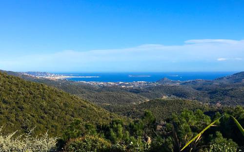 Luxury Villa, Amazing View on Cannes Bay, Close to Beach, Free Tennis Court, Bowl Game