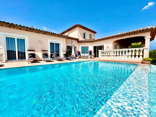 Luxury Villa, Amazing View on Cannes Bay, Close to Beach, Free Tennis Court, Bowl Game