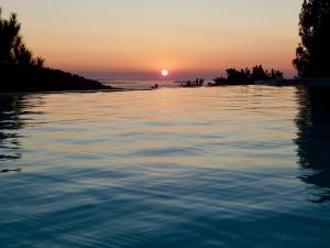 Luxury Villa, Amazing View on Cannes Bay, Close to Beach, Free Tennis Court, Bowl Game